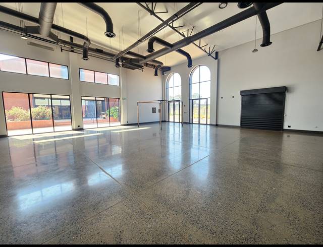 428M² SHOWROOM TO LET IN ROOIHUISKRAAL